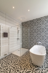 Badkamer met moderne tegels
